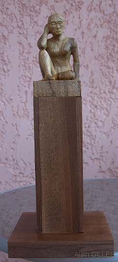 2007-10_Figurine-Noyer-Afrique-1.jpg - Figurine (Noyer d'Afrique - 14cm, 37cm, avec le socle en noyer d'Europe)