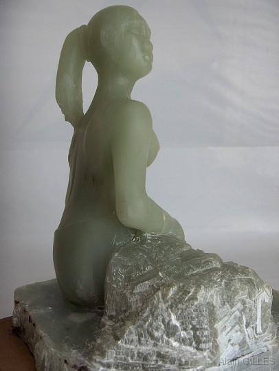 2007-11_Ensemble-sculptures-et-reliefs_07.jpg - Nu assis (stéatite - 24 x 18 x 17)