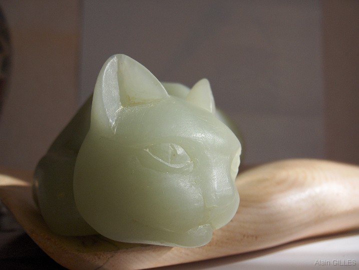 2007-11_Ensemble-sculptures-et-reliefs_24.jpg - Chat (stéatite, coussin en pin cembro - 26 x 22 x 7 cm)