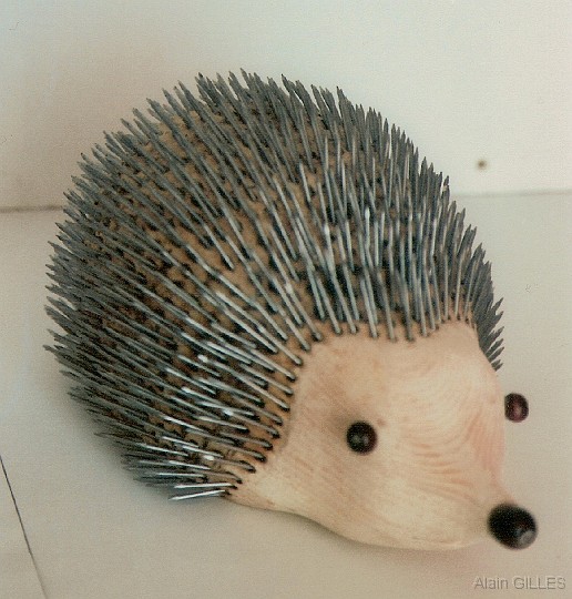 2009-10_Herisson.jpg - "Hérisson"  (Pin Cembro - longueur : 22 cm, largeur : 13 cm, hauteur : 9 cm)
