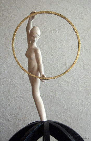 2011-01_Le-vent-des-globes-7_1.jpg - "Le vent des globes 7" - figure en hêtre (hauteur totale 88 cm, largeur 38 cm)